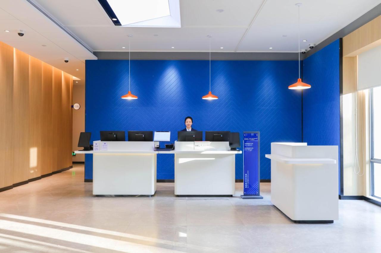 Holiday Inn Express Shanghai Pudong Airport By Ihg Exteriör bild