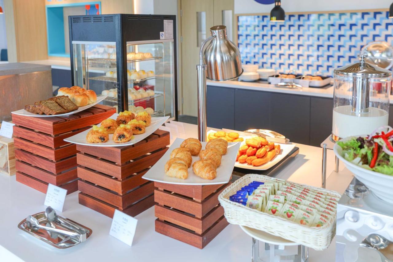 Holiday Inn Express Shanghai Pudong Airport By Ihg Exteriör bild
