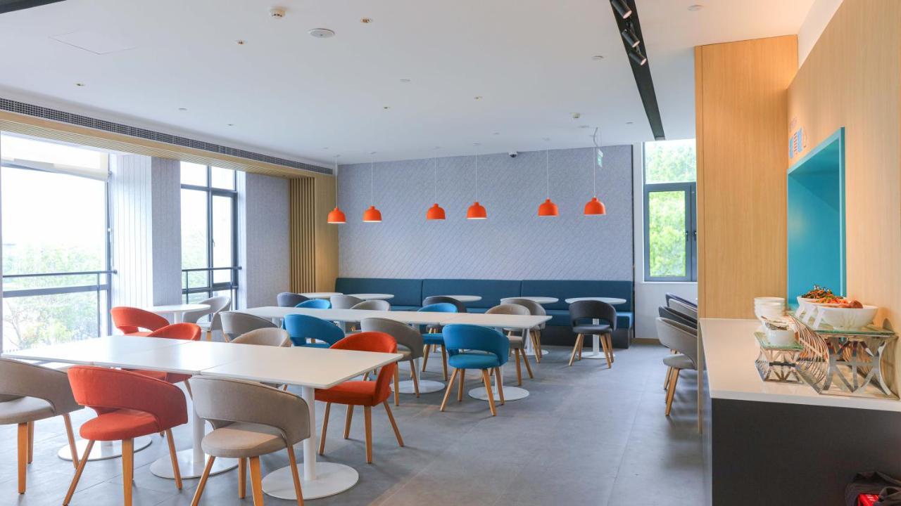 Holiday Inn Express Shanghai Pudong Airport By Ihg Exteriör bild