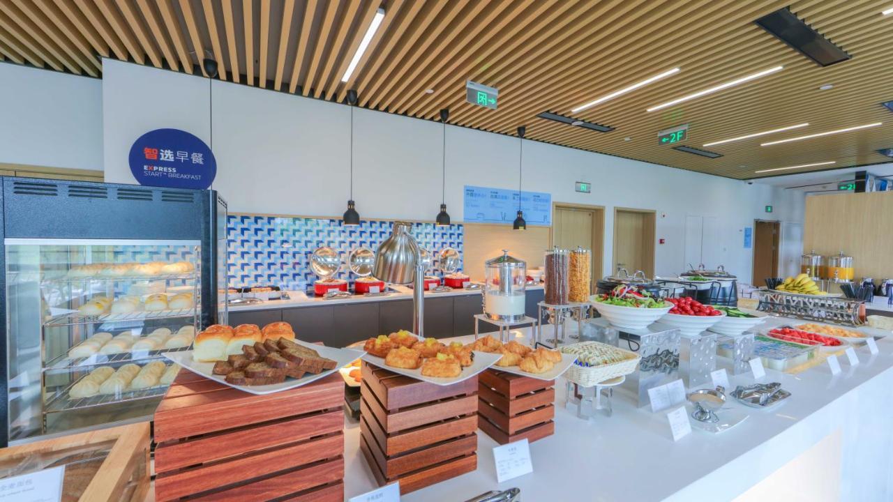 Holiday Inn Express Shanghai Pudong Airport By Ihg Exteriör bild