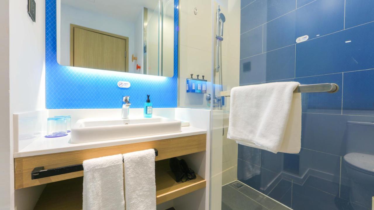 Holiday Inn Express Shanghai Pudong Airport By Ihg Exteriör bild