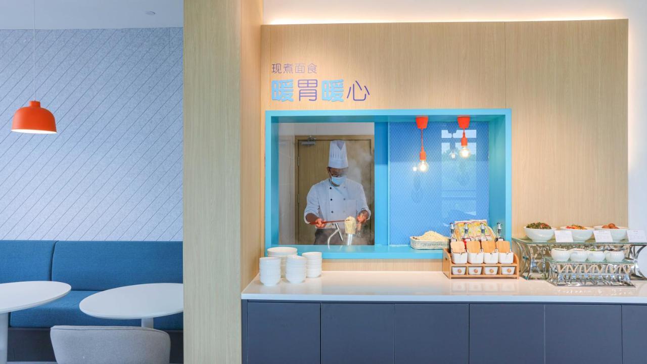 Holiday Inn Express Shanghai Pudong Airport By Ihg Exteriör bild