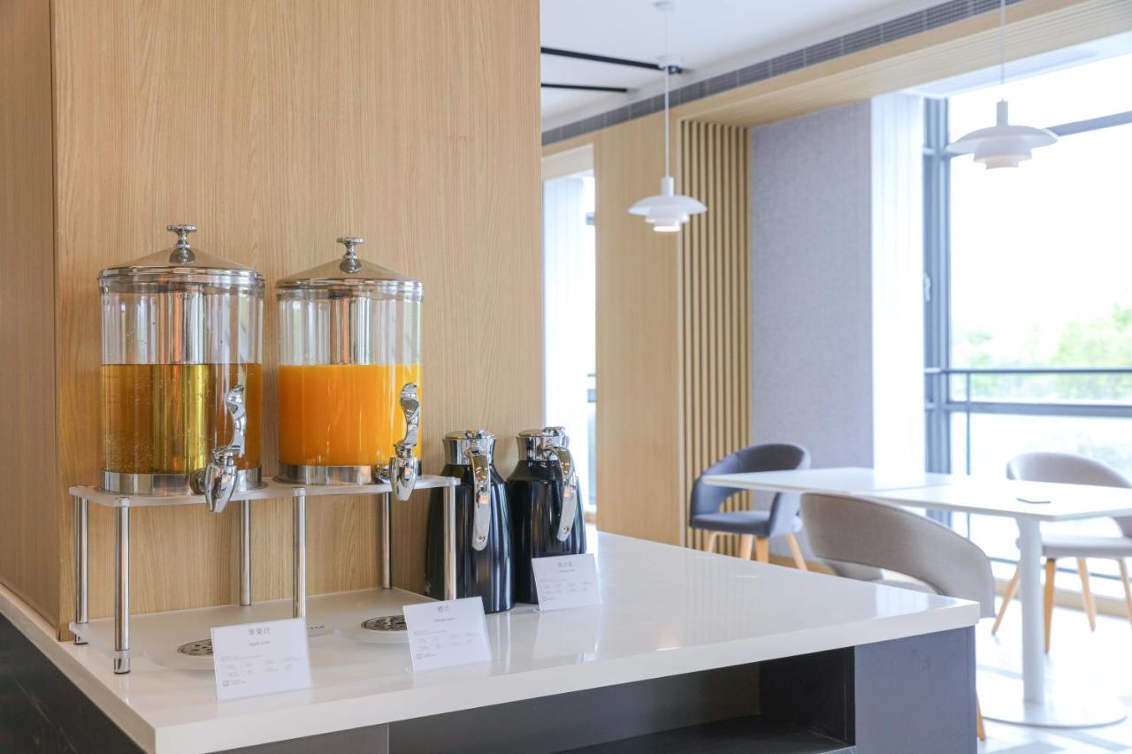 Holiday Inn Express Shanghai Pudong Airport By Ihg Exteriör bild
