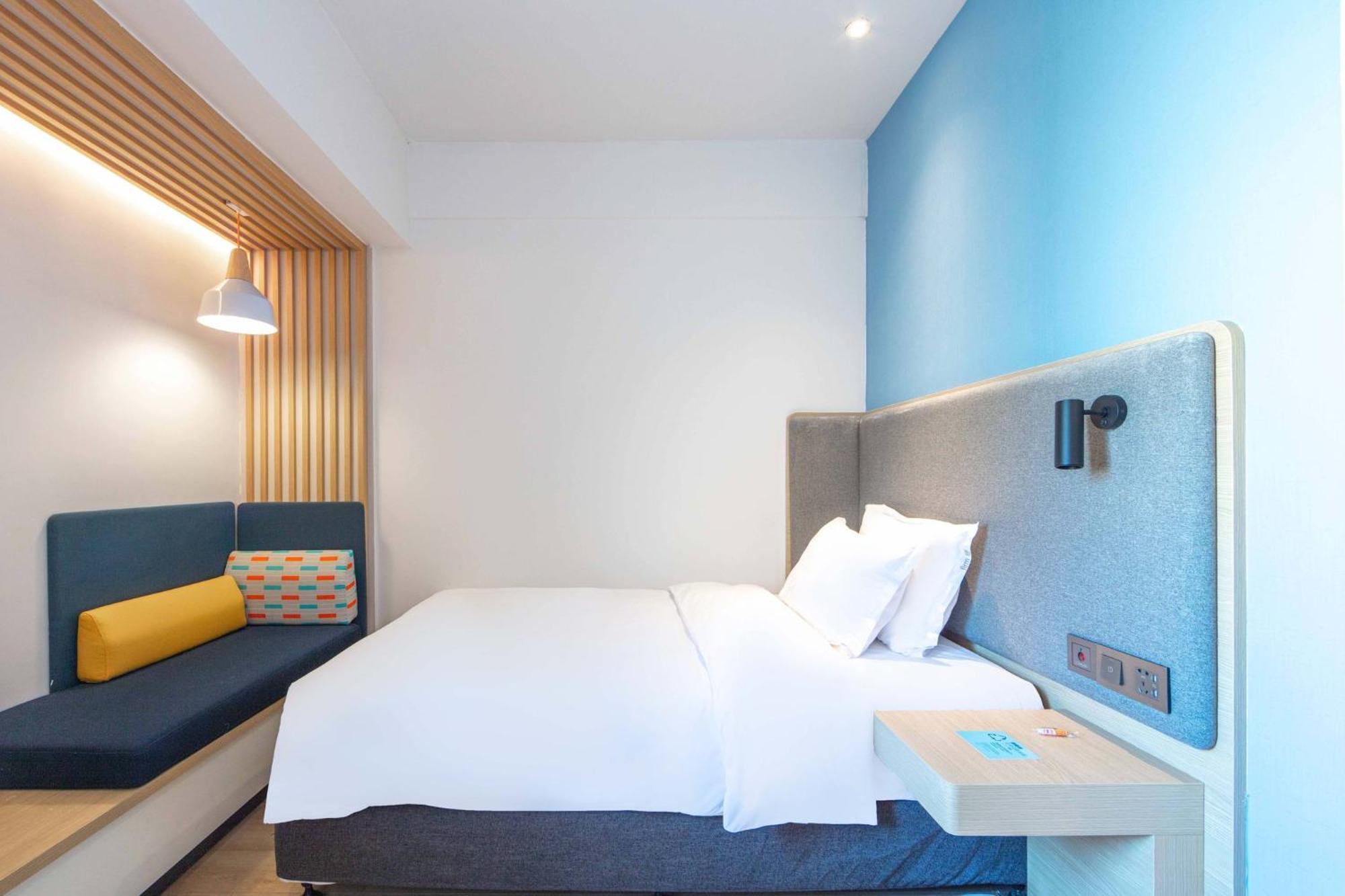 Holiday Inn Express Shanghai Pudong Airport By Ihg Exteriör bild