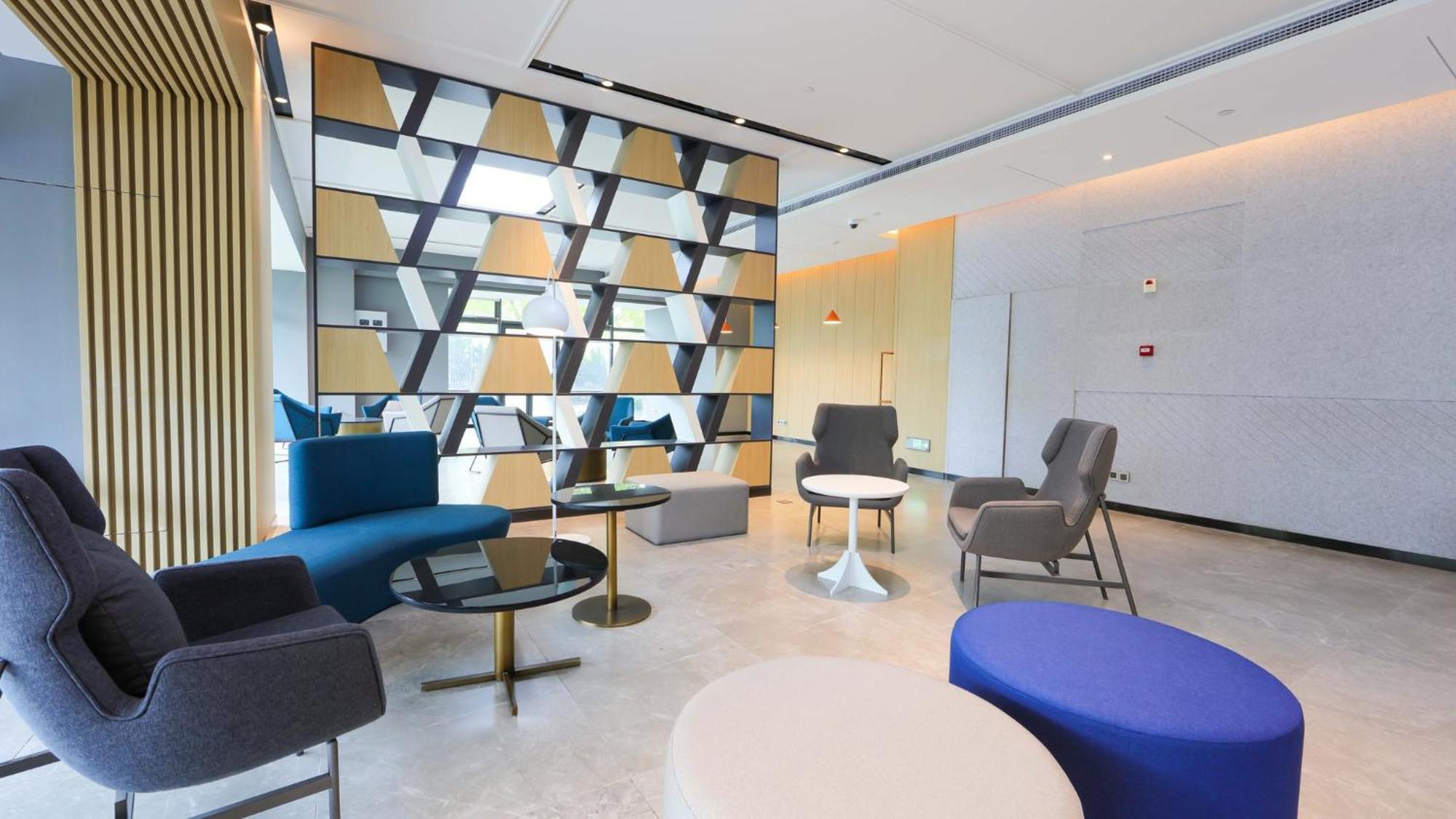 Holiday Inn Express Shanghai Pudong Airport By Ihg Exteriör bild