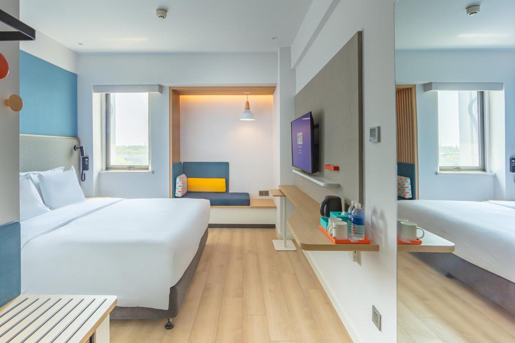 Holiday Inn Express Shanghai Pudong Airport By Ihg Exteriör bild