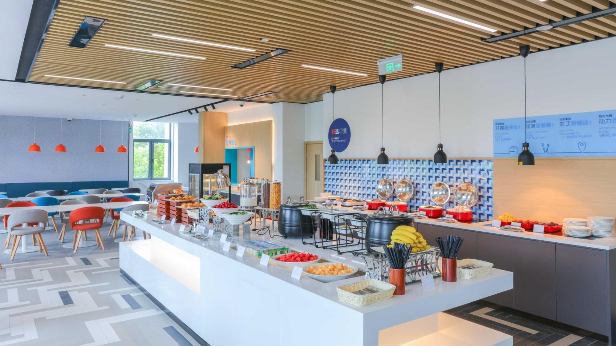 Holiday Inn Express Shanghai Pudong Airport By Ihg Exteriör bild
