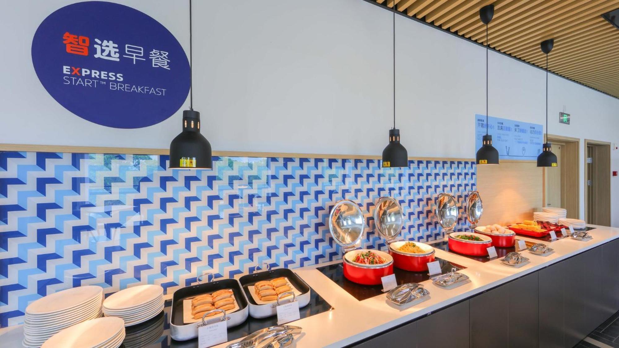 Holiday Inn Express Shanghai Pudong Airport By Ihg Exteriör bild