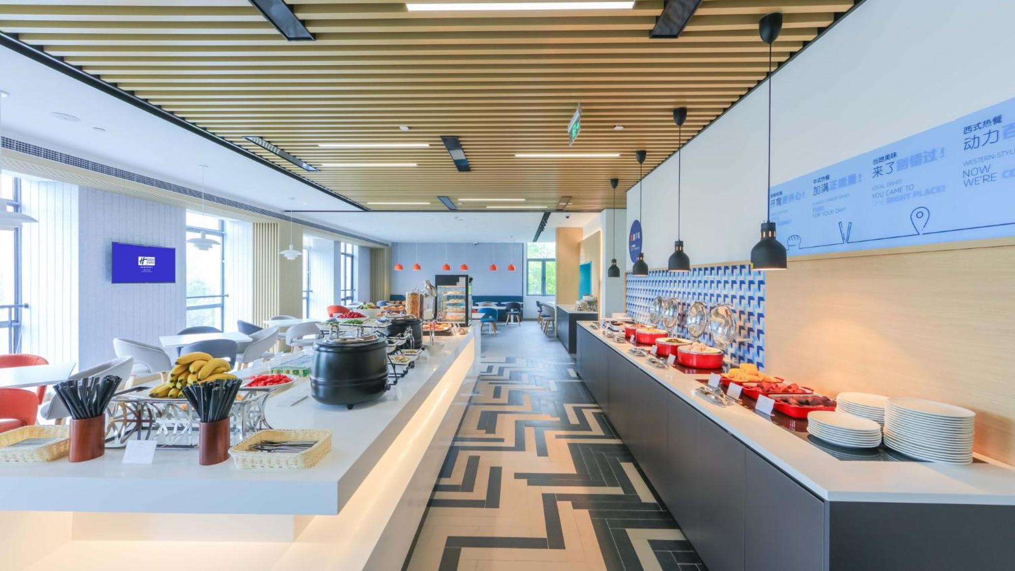 Holiday Inn Express Shanghai Pudong Airport By Ihg Exteriör bild