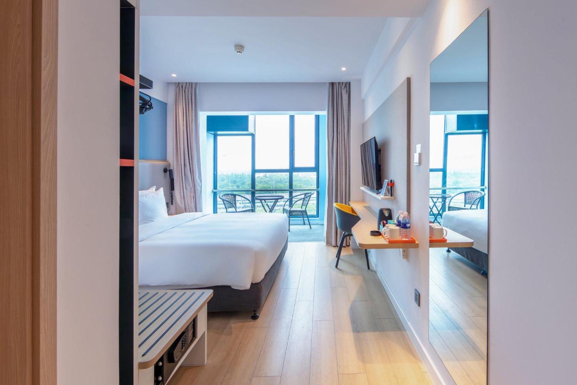 Holiday Inn Express Shanghai Pudong Airport By Ihg Exteriör bild
