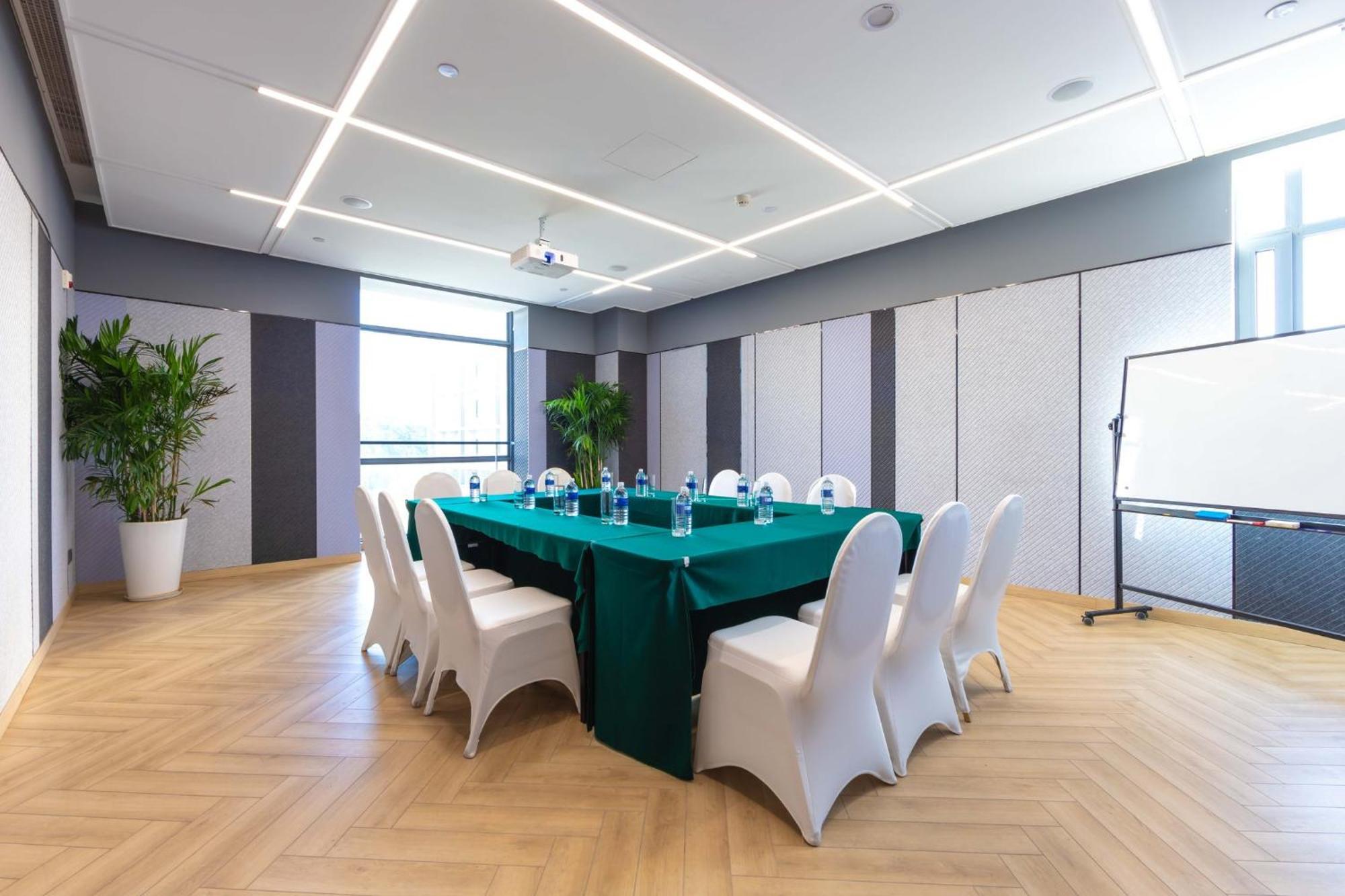 Holiday Inn Express Shanghai Pudong Airport By Ihg Exteriör bild