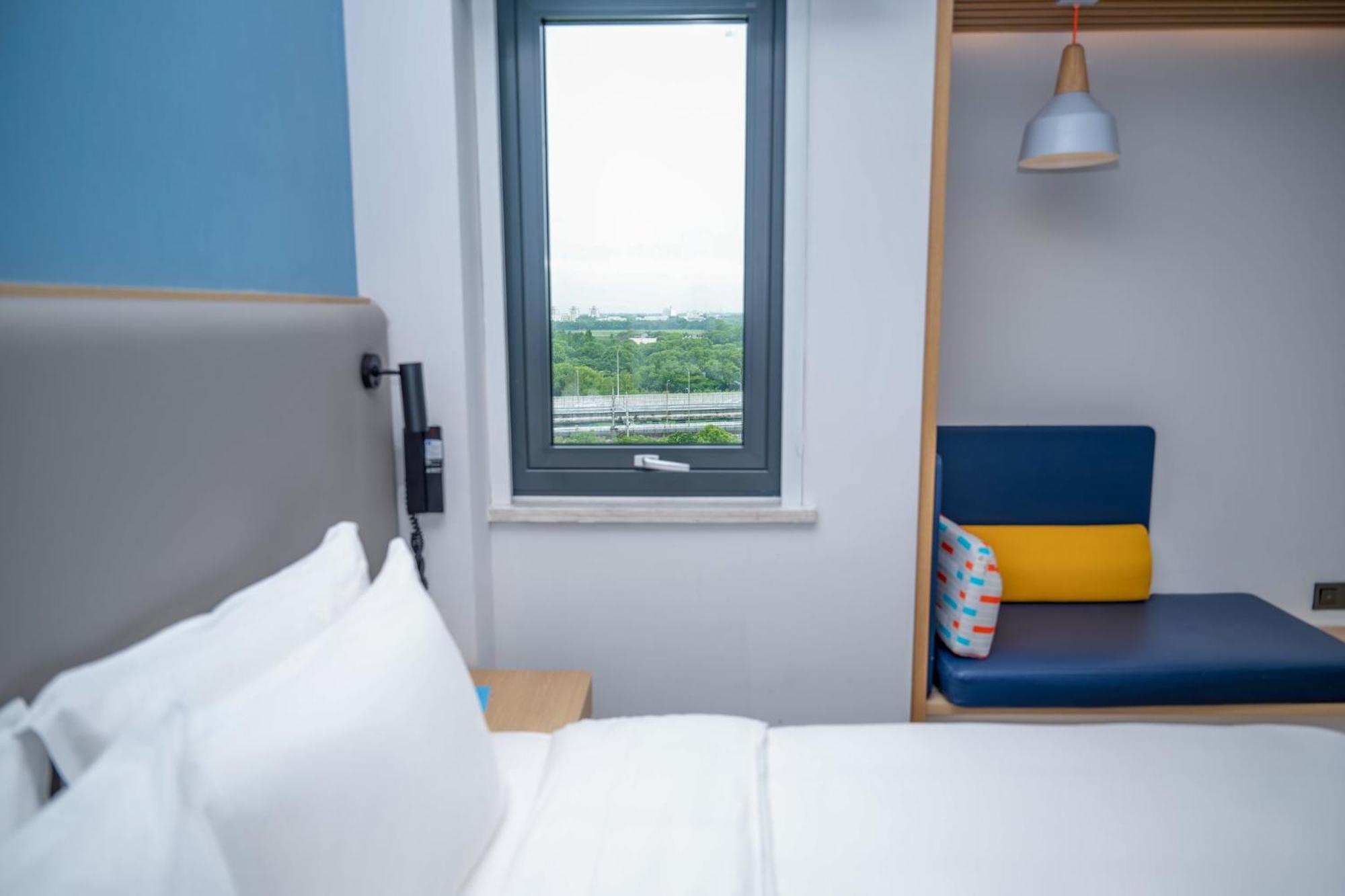 Holiday Inn Express Shanghai Pudong Airport By Ihg Exteriör bild