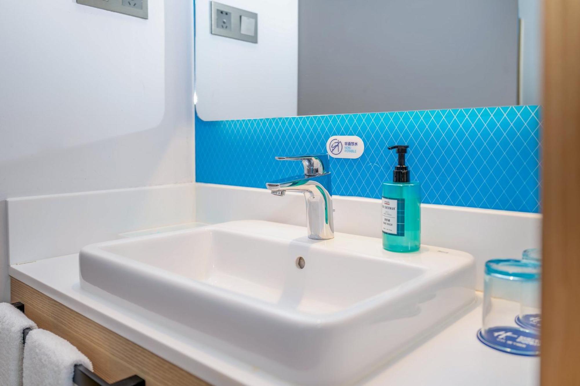 Holiday Inn Express Shanghai Pudong Airport By Ihg Exteriör bild