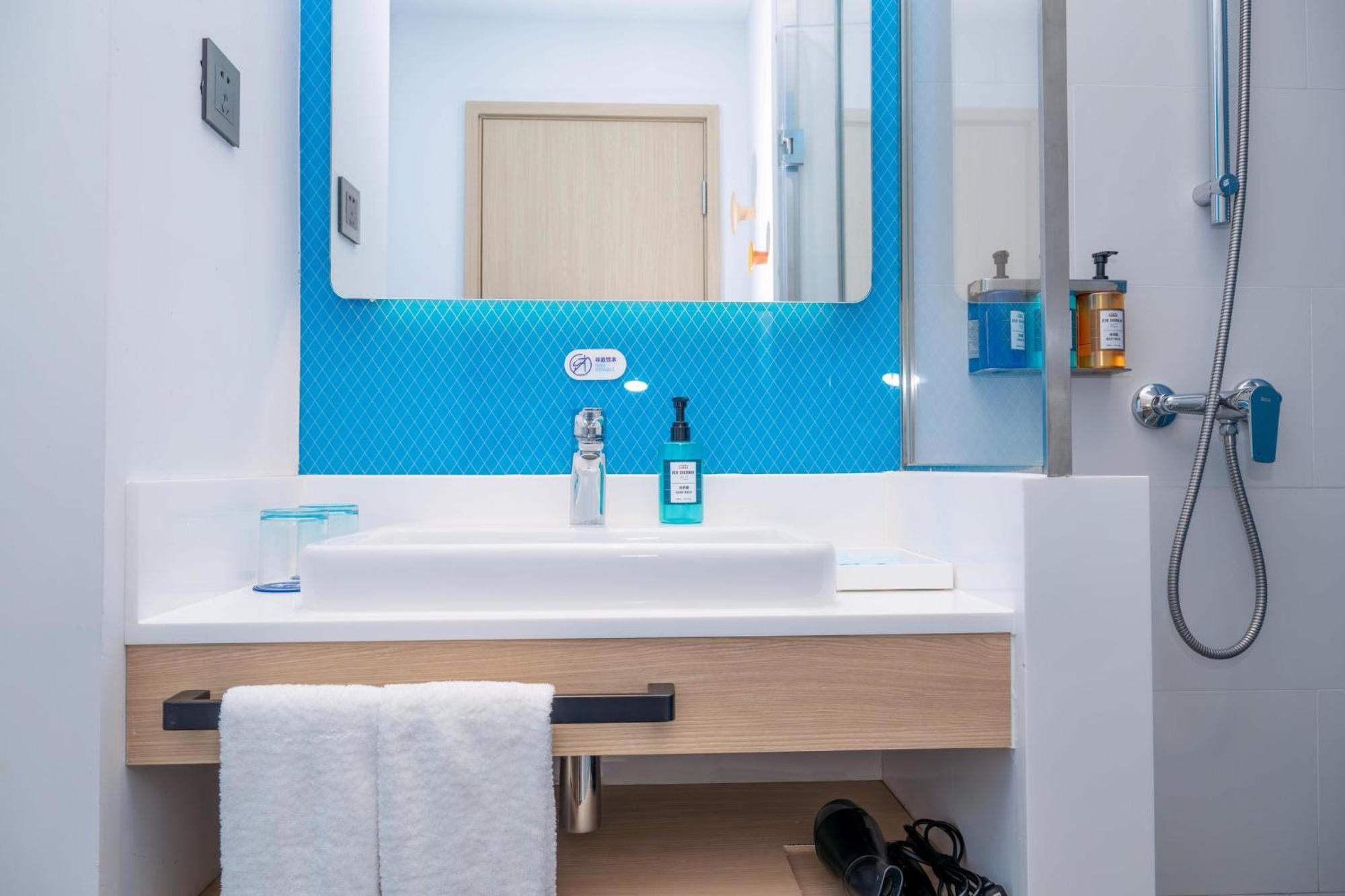Holiday Inn Express Shanghai Pudong Airport By Ihg Exteriör bild